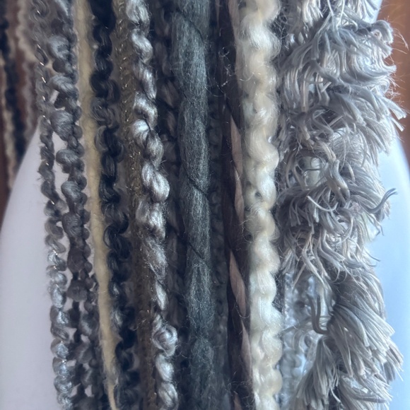 Scarf Multi Colored Grey's and Whites Yarn Scarf - Picture 4 of 9